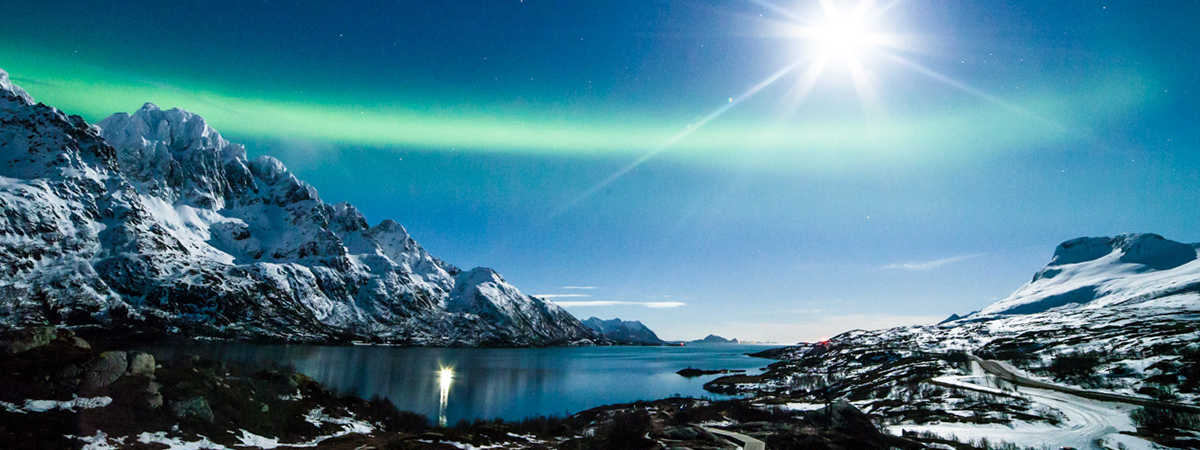 NewYearNLFamily-header-full-moon-aurora